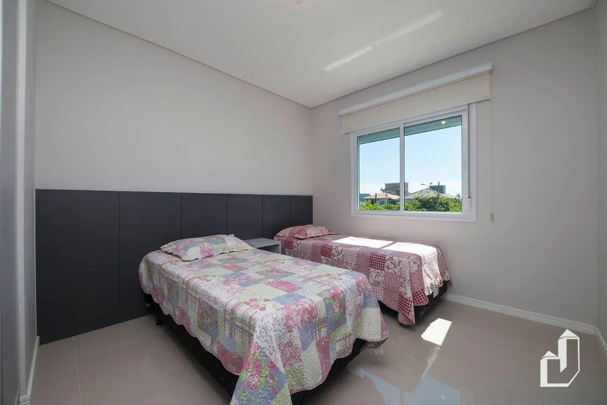 Apartamento Vista Para O Mar Com 02 Dormitorios Бомбиньяс