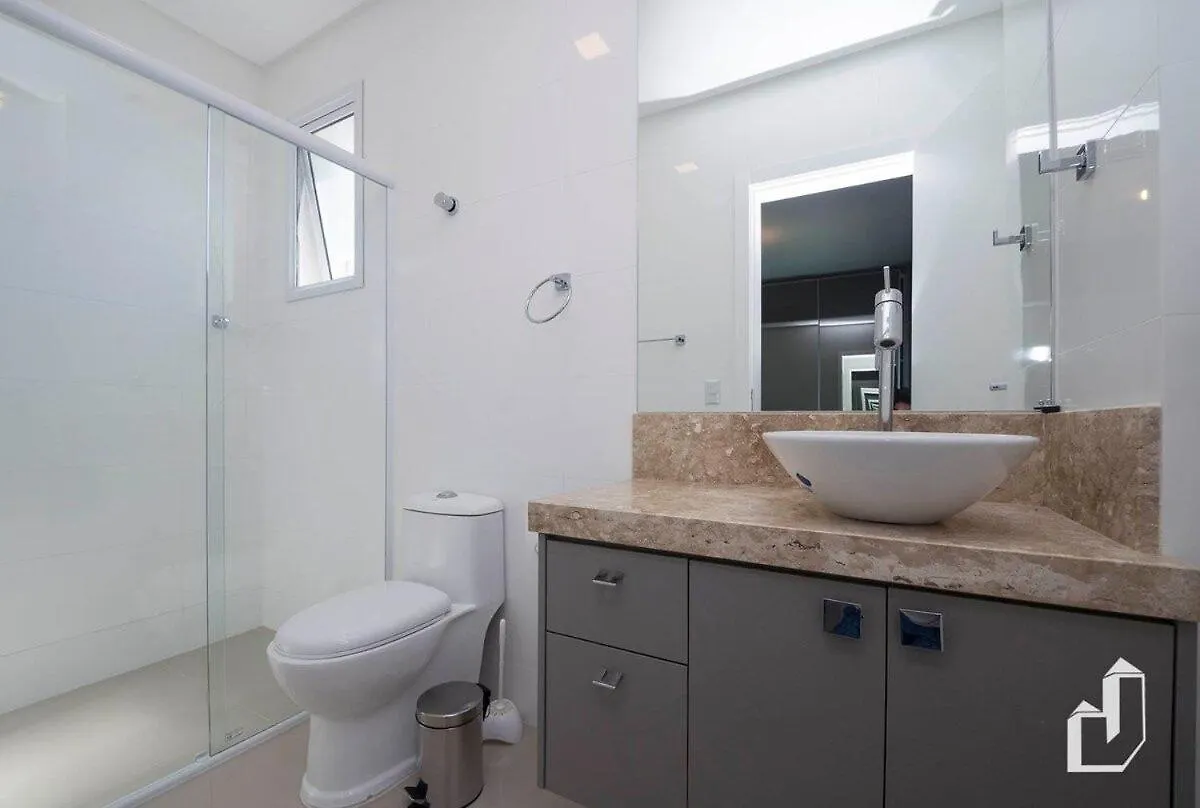 Apartamento Vista Para O Mar Com 02 Dormitorios Бомбиньяс 0*,